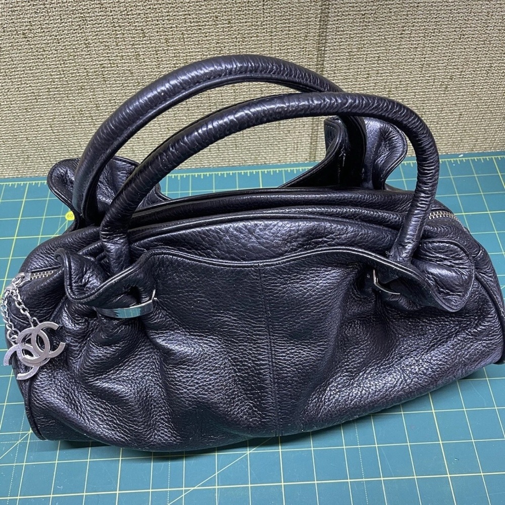 CHANEL Bag Grained leather, embossed, quilted logo, silver hardware.